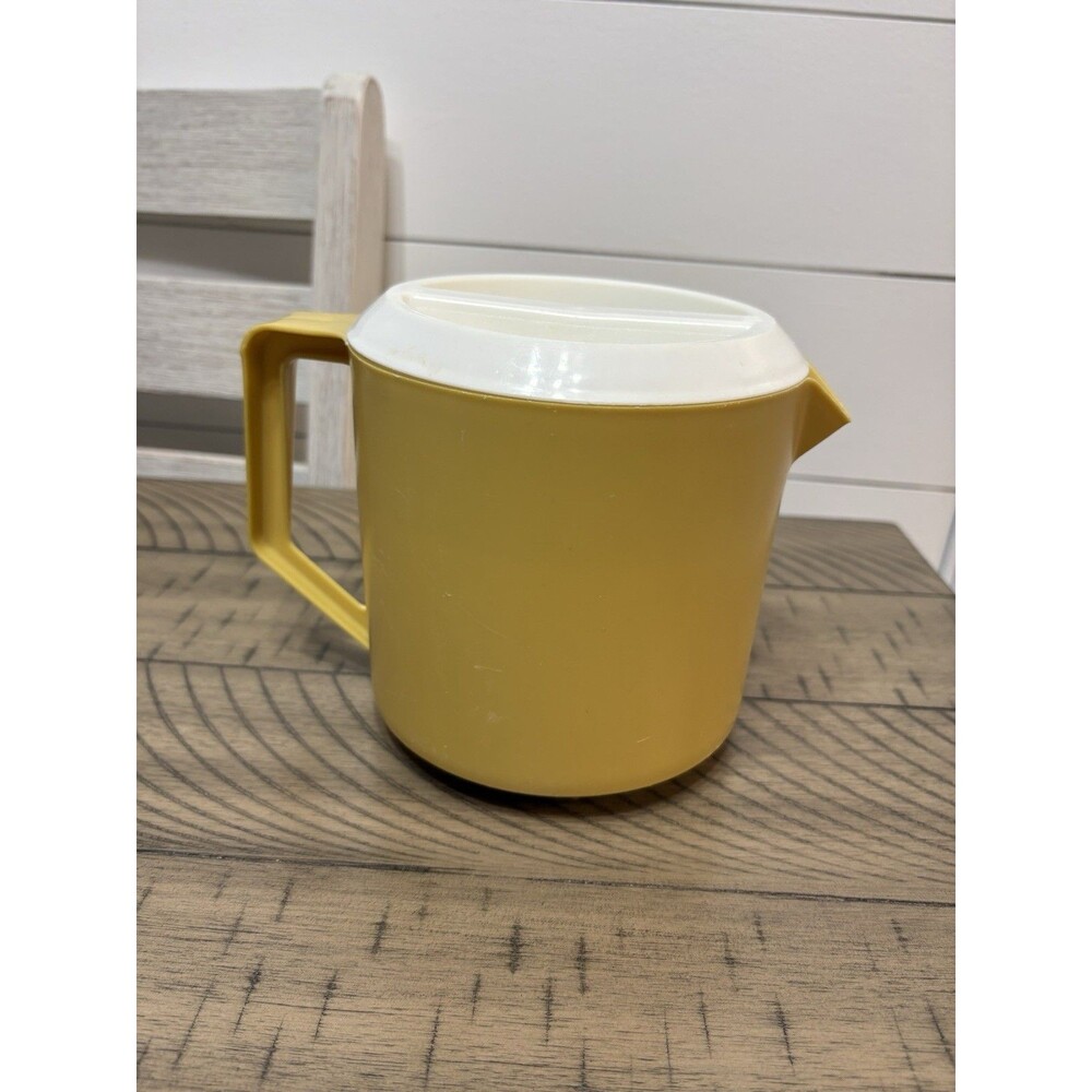 Rubbermaid Pitcher #2745 Harvest Gold 1 1/2 Quart Pitcher Retro Vintage VTG